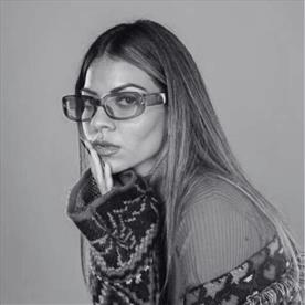 Minimalist or Statement Glasses: Choosing What Truly Suits You